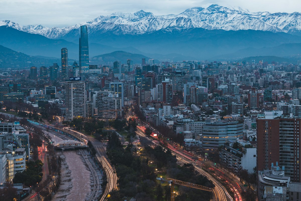 Santiago com a Cordilheira dos Andes nevada